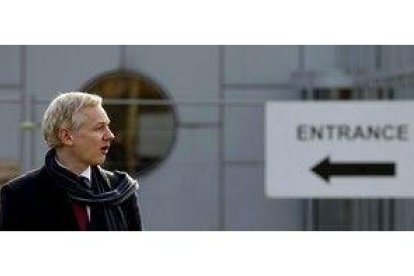 Assange comparece ante los medios en las afueras del tribunal de Belmarsh, el 24 de febrero.