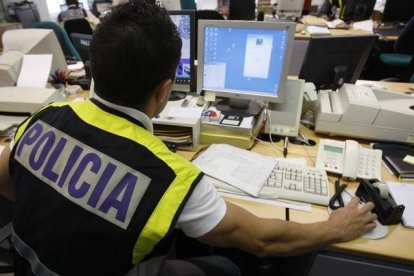 Un agente rastrea internet en busca de delincuentes que trafican con material pedófilo.