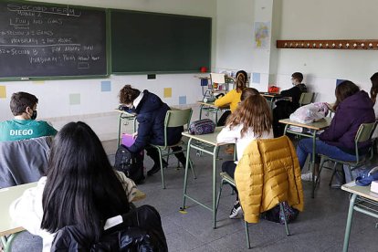 Un grupo de alumnos en un instituto de la capital leonesa durante este curso educativo. MARCIANO PÉREZ