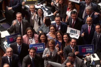 Un grupo de Senadores festejan la creacion de la Guardia Nacional en México.