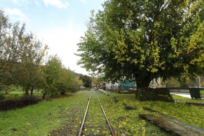 La antigua vía del tren a su paso por Toreno. L. DE LA MATA