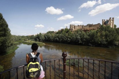 A través de una subvención de la Diputación, el Ayuntamiento comenzará en breve a consolidar la ladera del castillo y sus lienzos, como santo y seña de la localidad. Además, desde mañana arrancan las fiestas patronales que vivirán sus días grandes el 7 y