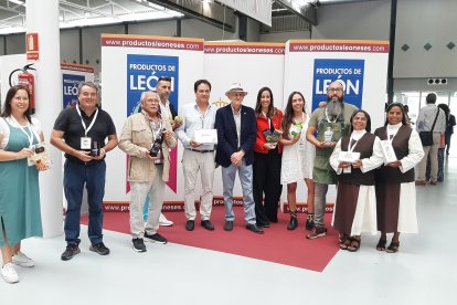 Productores asociados a la marca de calidad, junto a Matías Llorente, en el expositor de León en la Feria de Muestras de Valladolid. DIPUTACIÓN