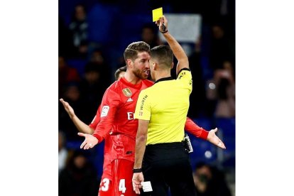 Ramos protesta una decisión arbitral. QUIQUE GARCÍA