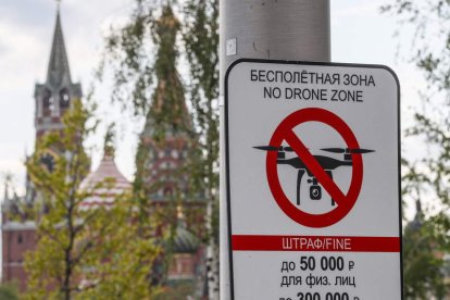 Señal de prohibido operar drones, en el centro de Moscú. YURI KOCHETKOV