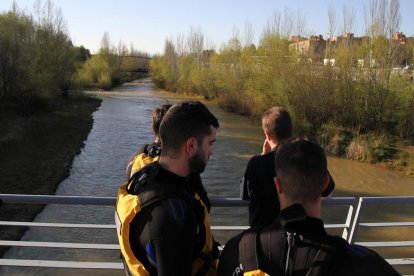 La Guardia Civil y los bomberos buscan un cuerpo en el río Bernesga