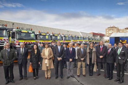 El delegado del Gobierno en Castilla y León, Ramiro Ruiz Medrano, con los responsables de la campaña de vialidad Invernal 2014- 2015