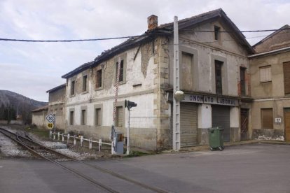 La edificación, que consta de tres edificios, está en ruina total con los tejados hundidos. campos