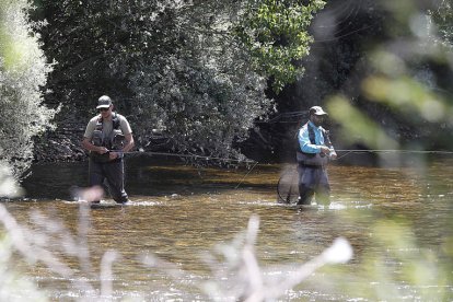 Dos pescadores en una jornada de actividad en uno de los muchos ríos leoneses. MARCIANO PÉREZ