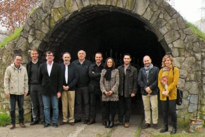 Miembros de la delegación onubense durante su visita a La Robla.