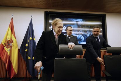 Ramón Tamames, candidato a presidente del Gobierno, con Santiago Abascal. JAVIER LIZÓN