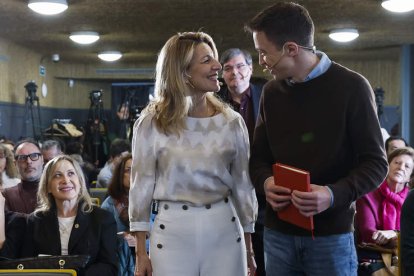 Yolanda Díaz con Íñigo Errejón ayer, en un un acto político en Madrid. CHEMA MOYA