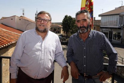 Eligio Geijo, hasta ahora alcalde del Val de San Lorenzo, junto a Secundion Cordero, que será el próximo regidor.