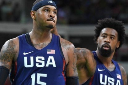 Carmelo Anthony, delante de DeAndre Jordan, celebra una de sus decisivas canastas.