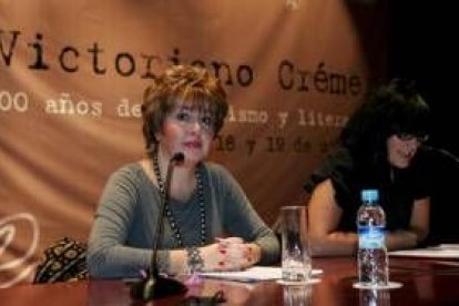 La profesora María José Conde Guerri estuvo presentada por Miriam López Santos