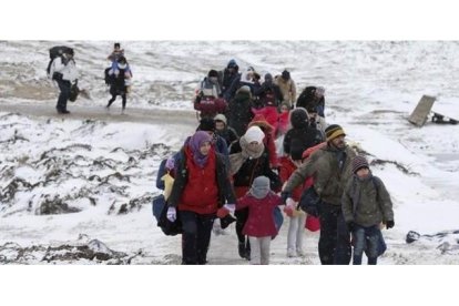 Familias de refugiados tras cruzar la frontera de Macedonia.