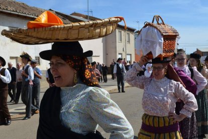 El grupo de danzas de Pobladura durante la procesión del Voto. MEDINA