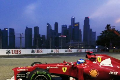 Alonso durante las sesiones de ayer en Singapur.