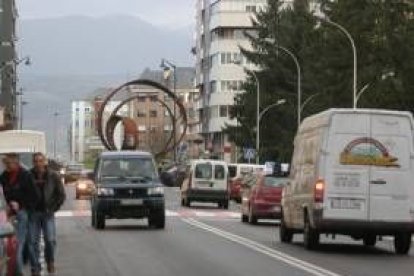 La avenida del Bierzo, con la glorieta del Cine al fondo, ayer tarde