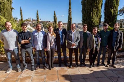 Los barones territoriales de Podemos posan durante la reunión extraordinaria en Toledo. ISMAEL HERRERO