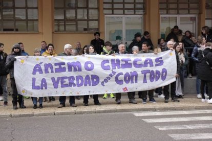 Concentración de familias y alumnos en apoyo a las monitoras y a la directora del centro. CAMPOS