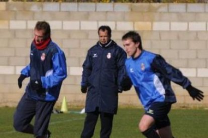 Álvaro Cervera dirige un entrenamiento de la Cultural