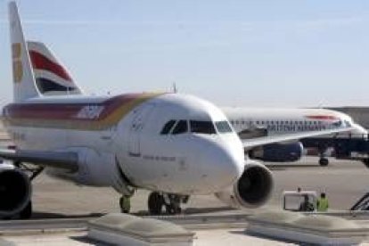 En primer término un avión modelo Airbus A310 propiedad de Iberia en el aeropuerto de Gibraltar