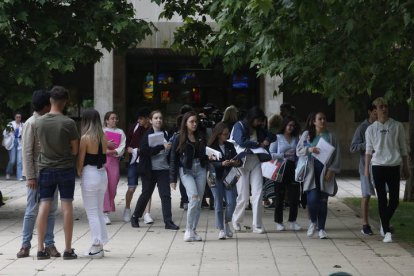 Los alumnos que superen este año la Ebau sí podrán concurrir a la convocatoria para el próximo curso. FERNANDO OTERO