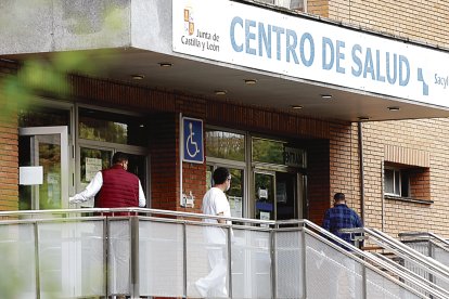 Los centros de salud José Aguado I y II tienen 1.244 y 1.308 tarjetas por médico. M. P.