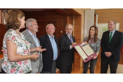 Torres, Buzzi, Fernández, Bandera, Clemente y Silván, ayer después de la reunión celebrada en las Cortes autonómicas. CÉSAR