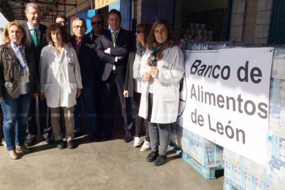 Antonio Silván y Tomás Castro, durante la entrega al Banco de Alimentos.