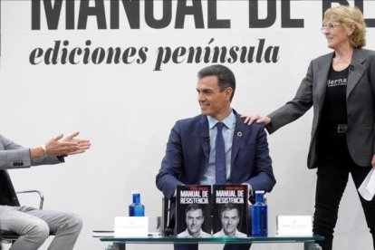 Pedro Sánchez, junto a Jesús Calleja y Mercedes Milà, este jueves durante la presentación de su libro.