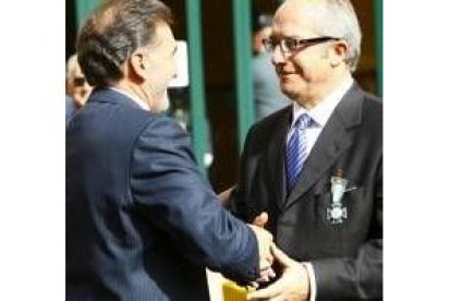 García Prada recibió la cruz con distintivo blanco de la Guardia Civil