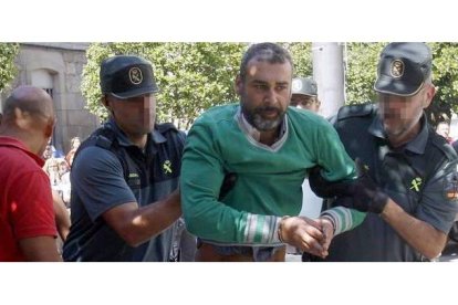 El imputado, a la salida de los juzgados.