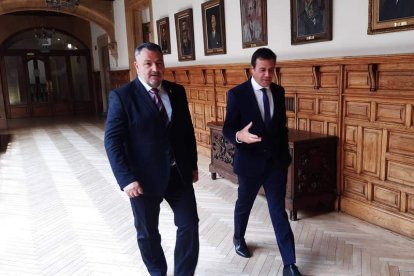 Eduardo Morán y Hernani Dinis Venancio, en el Palacio de los Guzmanes. DL