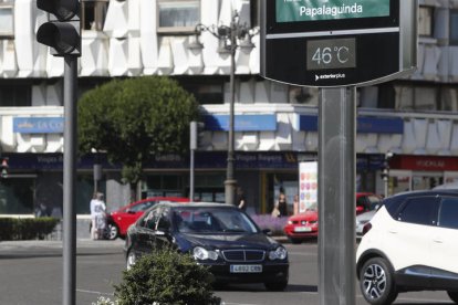 La temperatura que refleja este termómetro de León no se alcanzará el miércoles. Será mucho más moderada. RAMIRO