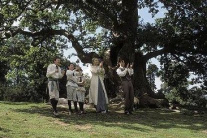 James Barry junto a sus personajes de Nunca Jamás en una escena de la película