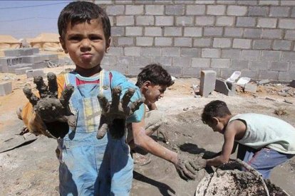 Unos niños sirios juegan en el campo de refugiados de Al Zaatri, en Jordania