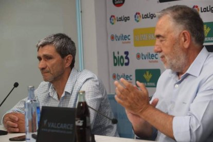 Silvano aplaude a Nistal en el acto de despedida de este último como director deportivo. L. DE LA MATA