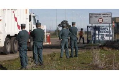 El CTR, con agentes de la Guardia Civil a la puerta ante la llegada de basura.