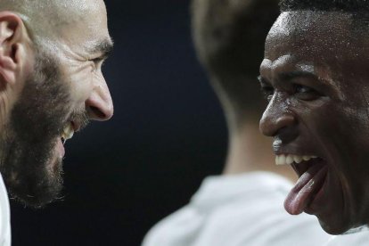 Vinicius (d) celebra un gol junto a Benzema en el último partido del Madrid.