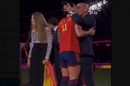 El polémico beso de Rubiales a Hermoso, junto a la Infanta Leonor. RTVE