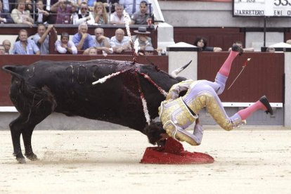 El diestro Sebastián Castella en el momento en que le empitona su primer toro.