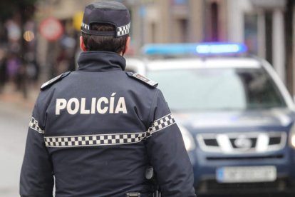 Agentes municipales durante su labor en la calle. L. DE LA MATA