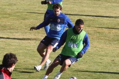 Saizar y Acorán vivieron un partido especial ante su ex equipo, el Tenerife.