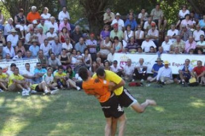 Lleno en la grada del «Prado de Miguel» de Valdefresno de La Sobarriba.