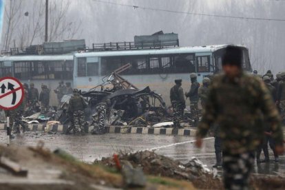 Un ataque con coche bomba en contra de vehículos de las fuerzas de seguridad en Cachemira, India.