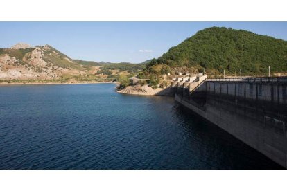 Estado que presenta el embalse de Barrios de Luna, al 35,8 por ciento de su capacidad. FERNANDO OTERO