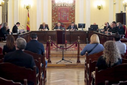 Los seis acusados reconocieron los hechos y evitaron el juicio en la Audiencia Provincial. CAMPILLO.