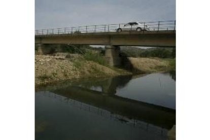 El nuevo puente es de hormigón y tiene 9,5 metros de calzada